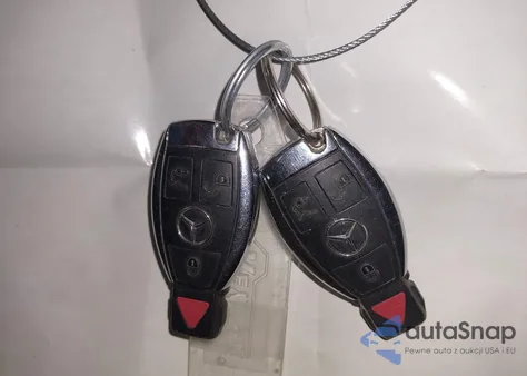 2016 Mercedes-Benz C 300 Luxury 4Matic z USA, uszkodzony, nr VIN 55SWF4KB3GU135076